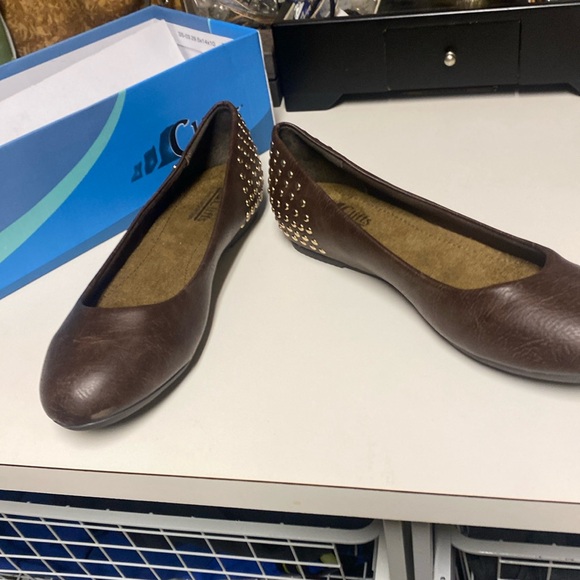 Brown flats - Picture 1 of 1